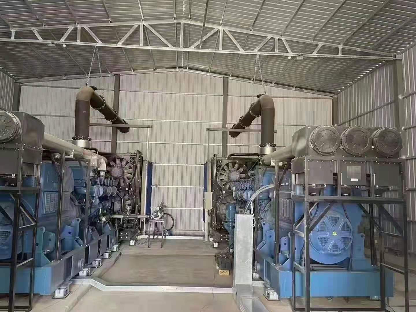青?？蛻魴C組巡檢現場，兩臺玉柴高壓發電機并機！
